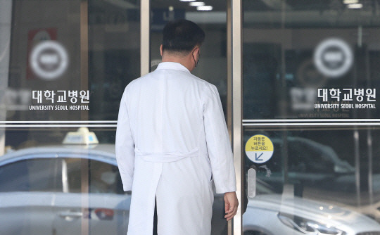 전공의들의 집단행동이 계속되던 지난 15일 서울 한 대학병원에서 한 의료인이 이동하고 있다. 연합뉴스