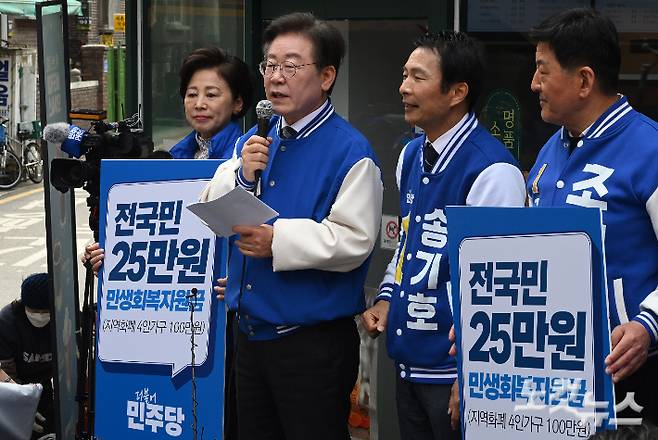 더불어민주당 이재명 대표가 24일 서울 송파구 잠실새마을전통시장을 방문해 시민들과 인사를 나눈 뒤 현장 기자회견을 하고 있다. 윤창원 기자