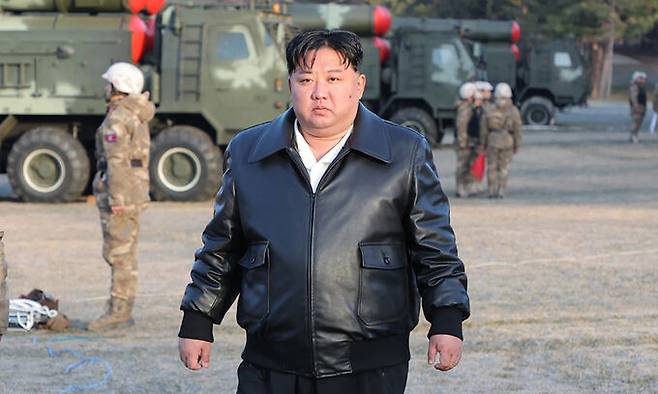 지난 18일 김정은 북한 국무위원장이 서부지구 포병부대 초대형방사포 사격훈련을 지도하는 모습. 평양=조선중앙통신·연합뉴스