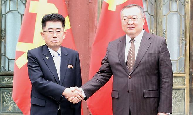 김성남 북한 국제부장(왼쪽)이 지난 21일 류젠차오 중국 대외연락부장(오른쪽)을 만나 회담을 진행했다고 조선중앙통신이 보도했다. 평양=조선중앙통신·연합뉴스
