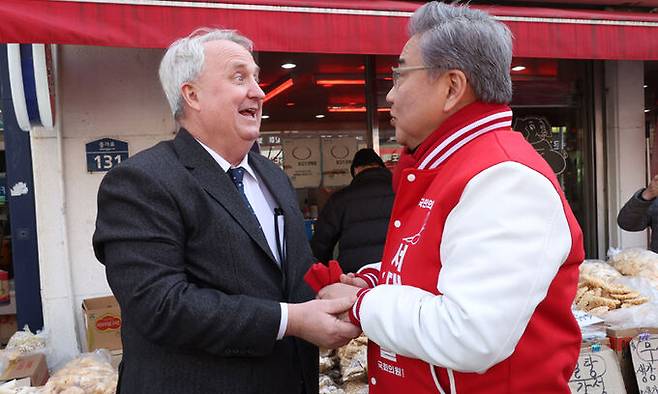 제22대 국회의원 선거 서울 서대문을에 출마한 박진 국민의힘 후보가 지난 20일 서울 서대문구 백련시장에서 인요한 전 혁신위원장과 인사를 나누고 있다. 뉴시스