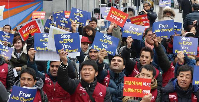 저출산 여파로 인력난을 겪고 있는 동북아 국가들이 외국인 노동자 유입을 위한 경쟁에 본격적으로 나섰다. 사진은 서울 광화문광장에서 차별 반대 피켓 시위를 하는 이주노동자들 ⓒ연합뉴스