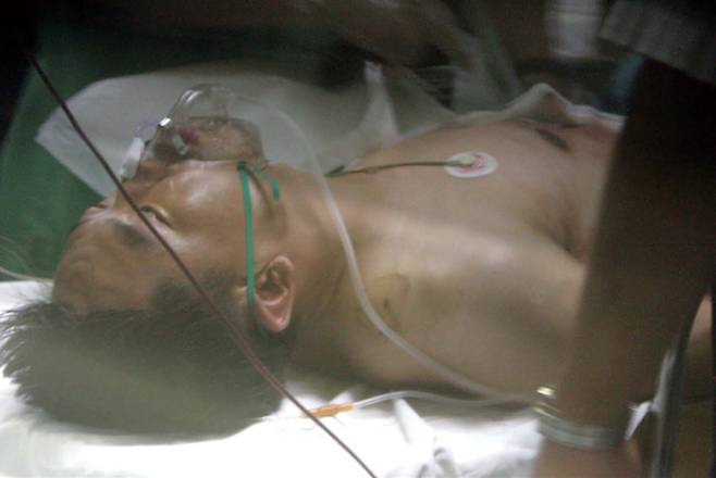 2004년 8월8일 경찰에 검거되면서 부상당한 경찰관 살해범 이학만이 이대목동병원 응급실에서 치료받고 있다. ⓒ연합뉴스