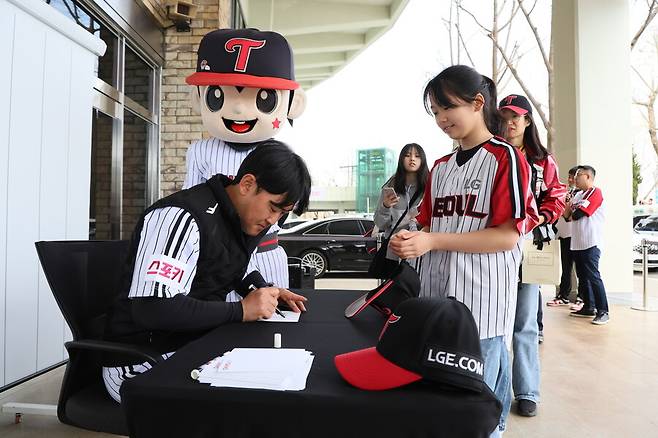 ▲ 은퇴식 사인을 진행한 정주현 ⓒ LG 트윈스