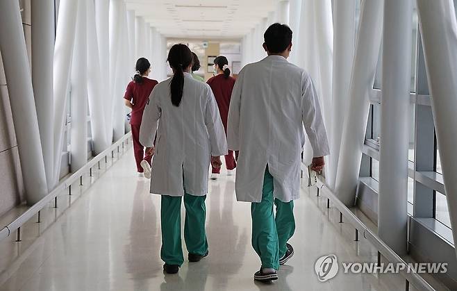 의대교수 사직·전공의 면허정지 D-1 (서울=연합뉴스) 임화영 기자 = 정부의 의대 정원에 반발한 전국 의대 교수들의 사직서 제출과 전공의 면허정지 처분을 하루 앞둔 24일 서울 시내의 한 대학병원에서 의료진이 이동하고 있다.
    전국 의대 교수 비상대책위원회는 25일부터 19개 대학별로 사직서를 제출하기로 결의했으며, 보건복지부는 업무개시명령에도 돌아오지 않은 전공의들의 면허를 내일부터 차례로 정지시킬 계획이다. 2024.3.24 hwayoung7@yna.co.kr