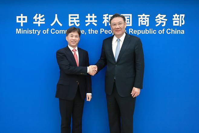곽노정(왼쪽) SK하이닉스 사장이 22일 중국 베이징에서 왕원타오 중국 상무장관과 만나 인사하고 있다. (사진=중국 상무부)