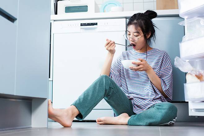 혼자 식사하는 것은 영양 위험을 증가시켜 신체 건강에 부정적인 영향을 주는 것으로 알려져 있다. [사진=게티이미지뱅크]