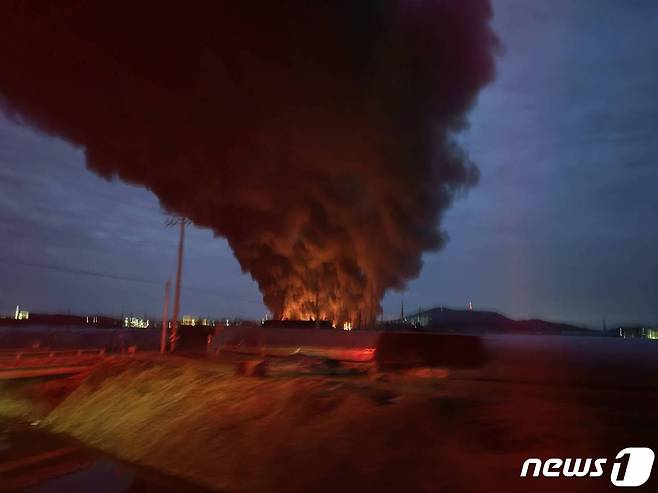 (이천=뉴스1) 송용환 기자 = 25일 오전 5시45분쯤 경기 이천시 백사면의 한 영농조합이 운영하는 돼지농장 축사에서 화재가 발생해 약 1시간 만에 진화됐다.(경기도소방재난본부 제공)/