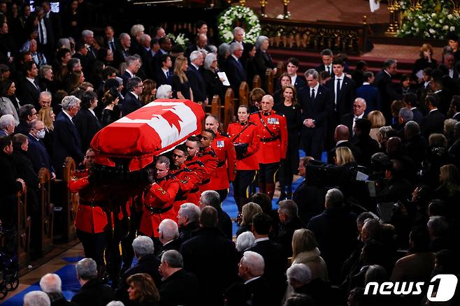 브라이언 멀로니 전 캐나다 총리의 장례식이 24일(현지시간) 캐나다 몬트리올의 노트르담 바실리카에서 엄수되고 있다. 2024.3.24 ⓒ 로이터=뉴스1 ⓒ News1 강민경 기자