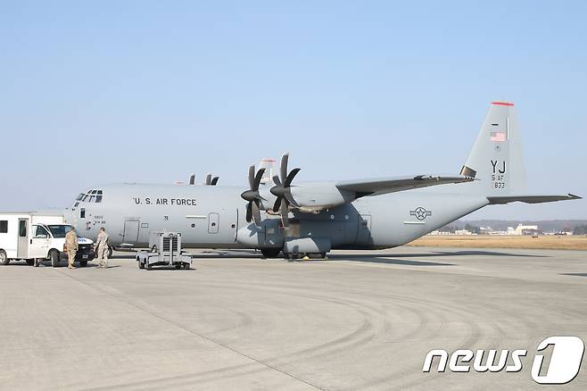 지난달 27일 유엔사 후방기지인 요코타 기지 활주로에 C-130J가 정비를 위해 세워져 있다. 이 수송기는 C-130H보다 공수 능력을 강화해 92명까지 낙하가 가능하며 태국에서 괌까지 넓게 작전이 가능하다. 2018.12.3/뉴스1 ⓒ News1 성도현 기자
