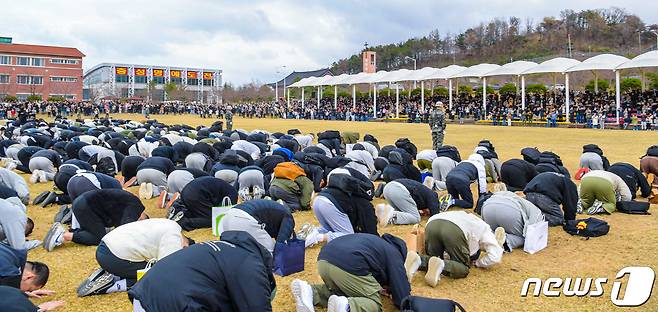 25일 경북 포항에 있는 해병대교육훈련단에서 신병 1304기 1406명에 대한 대면 입영식이 열렸다. 대면입영식은 2020년 2월 코로나19로 중단된 후 4년 1개월 만이다.(해병대교육훈련단제공) 2024.3.25/뉴스1 ⓒ News1 최창호 기자