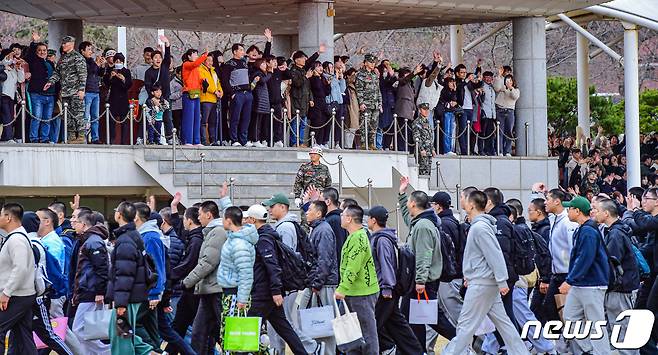 25일 경북 포항에 있는 해병대교육훈련단에서 신병 1304기 1406명에 대한 대면 입영식이 열렸다. 입영식을 마친 신병들이 부모님들의 배웅을 받고 있다..(해병대교육훈련단제공) 2024.3.25/뉴스1 ⓒ News1 최창호 기자