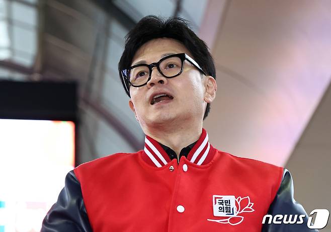 한동훈 국민의힘 총괄선거대책위원장이 25일 오후 서울 강동구 암사시장에서 연설을 하고 있다. 2024.3.25/뉴스1 ⓒ News1 구윤성 기자