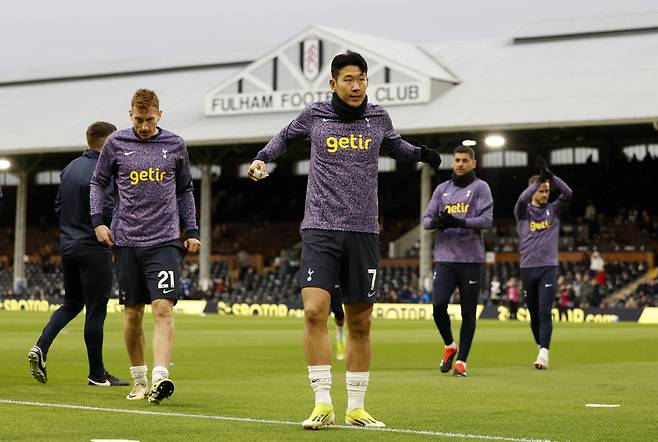 토트넘이 손흥민과의 재계약에 적극적이다. 다니엘 레비 회장의 경우 손흥민에 대한 사우디아라비아의 어떠한 제안도 모두 거절할 것으로 알려졌다. 손흥민은 이미 지난해 여름부터 사우디의 영입 대상에 오르며 화제가 되기도 했다. 당시 손흥민은 잉글랜드 프리미어리그(EPL)에 잔류하겠다는 의지를 직접 밝히기도 했다. 손흥민은 올 시즌 이후 토트넘과의 계약이 1년 남기에 토트넘이 그를 잡기 위해서는 다가오는 여름 이적시장에서 재계약을 체결해야 할 것으로 보인다. 로이터연합뉴스