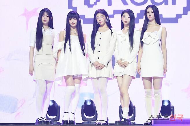 ​첫 번째 미니 앨범 '슈퍼 리얼 미(SUPER REAL ME)' 데뷔 쇼케이스에 참석한 그룹 '아일릿'(ILLIT/ 윤아 민주 모카 원희 이로하). ⓒ이혜영 기자 lhy@hankooki.com​