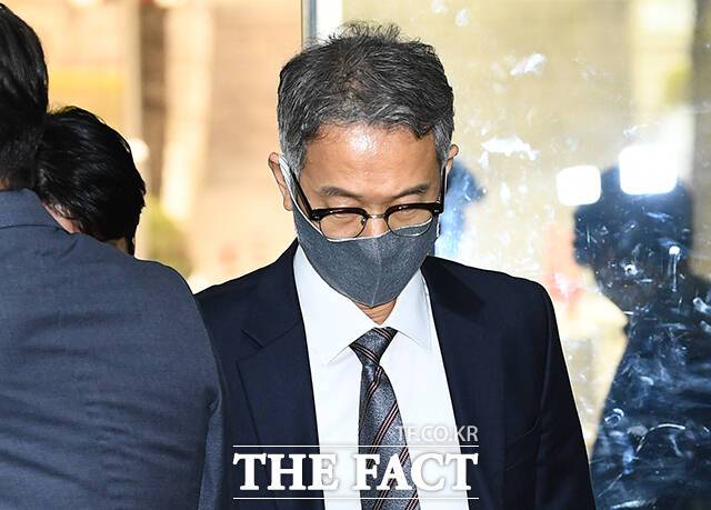 협력업체로부터 부정한 청탁을 받고 8억 원 대 금품을 수수한 혐의를 받는 서정식 전 현대오토에버 대표가 25일 오전 서울 서초구 서울중앙지방법원에서 열린 영장실질심사에 출석하고 있다. /이동률 기자