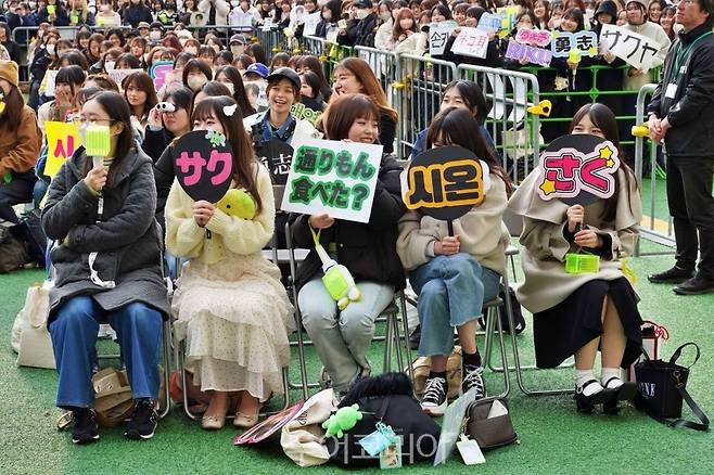 NCT WISH의 한국관광 홍보토크쇼를 보기 위해 모인 일본인 팬들/사진-한국관광공사