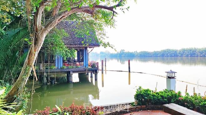 방파공 강변에서의 평화로운 힐링, 레인보우 아로카야 (사진. 김관수)