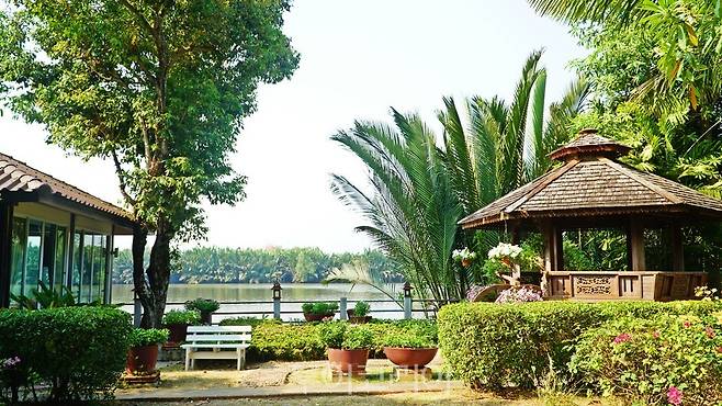 레인보우 아로카야의 호젓한 강가 풍경 (사진. 김관수)