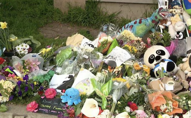 웨스트포털 사고 현장에 놓인 추모객들의 꽃과 인형 [사진출처=폭스2]