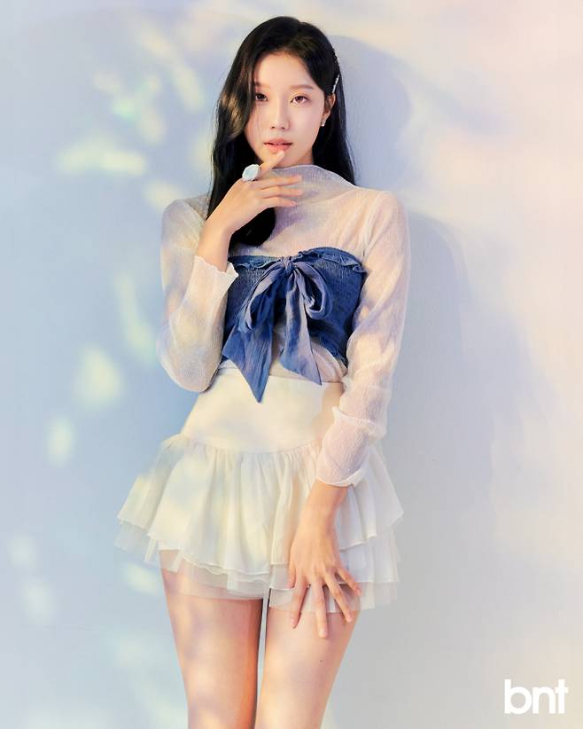 블루 리본 튜브톱과 슈즈는 샵사이다, 헤어 액세서리와 이어링, 링은 수야 제품.