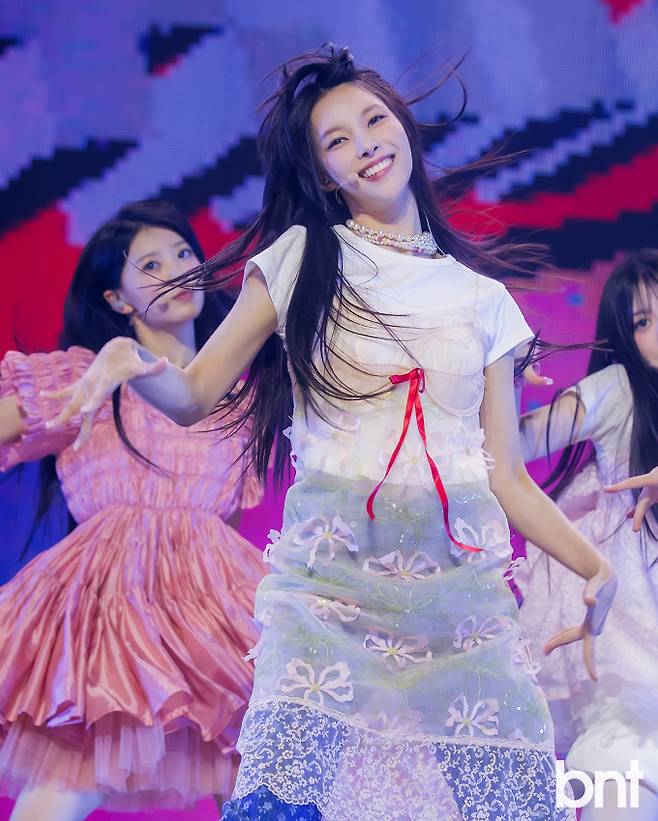 사진: 아일릿 멤버 윤아