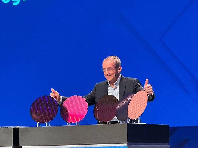 21일(현지 시각) 미국 새너제이에서 열린 인텔의 IFS 행사에서 팻 갤싱어 인텔 CEO가 차세대 파운드리 로드맵을 소개하고 있다./실리콘밸리=오로라 특파원