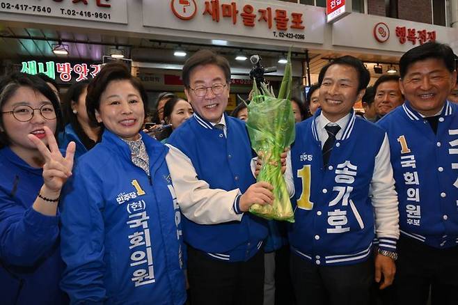 이재명 더불어민주당 대표가 24일 서울 송파구 잠실 새마을전통시장을 방문해 대파를 들어보이고 있다. ⓒ뉴시스