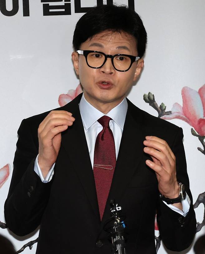 한동훈 국민의힘 비상대책위원장이 24일 오전 서울 영등포구 중앙당사에서 출근길 질의응답을 하고 있다. 뉴시스