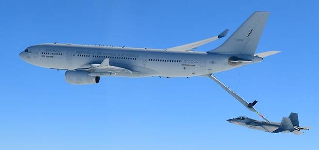 KC-330 '시스너스'와 KF-21 '보라매'가 공중급유 비행시험을 하고 있다. 방위사업청은 지난 19일 오전 경남 사천 공군 제3훈련비행단에서 이륙한 한국형 초음속 전투기 KF-21 '보라매'가 남해 상공에서 첫 공중급유 비행시험에 성공했다고 밝혔다. 사진=방위사업청 제공