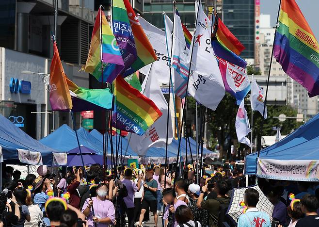 지난해 9월9일 오후 인천시 부평구 부평역 인근에서 열린 제6회 인천퀴어문화축제에서 참가자들이 무지개 깃발을 들고 입장하고 있다. 연합뉴스
