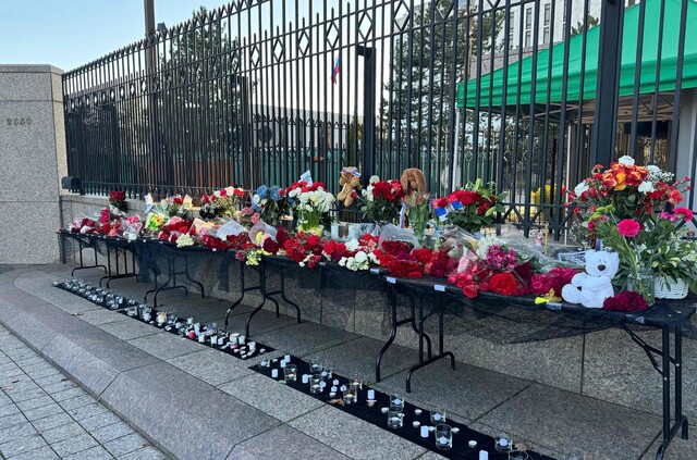 24일(현지시각) 미국 워싱턴 러시아 대사관 앞에 모스크바 테러로 숨진 희생자들을 추모하는 꽃다발과 촛불이 놓여 있다. 지난 22일 발생한 테러로 지금까지 137명이 숨진 것으로 파악됐다. 연합뉴스