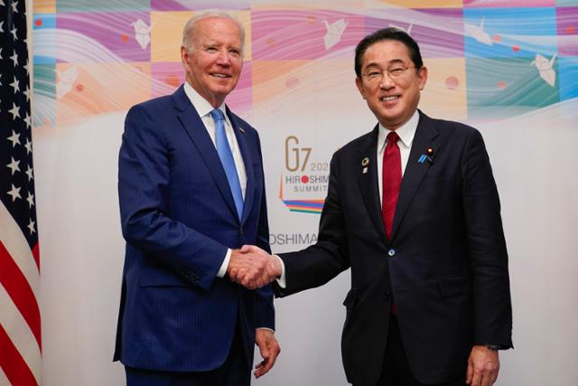 조 바이든(왼쪽) 미국 대통령과 기시다 후미오 일본 총리가 지난해 5월 18일 일본 히로시마에서 열린 미일 양자 회담에 앞서 악수하고 있다. 히로시마=AP 연합뉴스