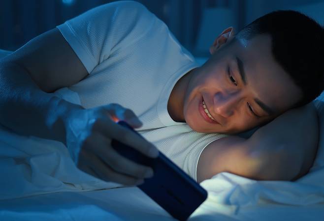 자기 전 오랫동안 휴대폰을 보는 습관은 눈 건강 악화, 뇌 기능 저하, 숙면 방해 등 몸에 악영향을 미친다./사진=클립아트코리아