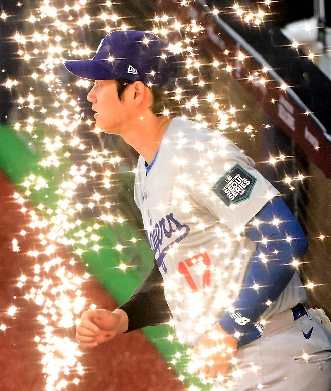 20일 오후 서울 고척스카이돔에서?‘MLB 월드투어 서울 시리즈’?LA 다저스와 샌디에이고 파드리스의 개막 경기가 열렸다. 다저스 오타니가 식전행사에서 입장하고 있다. 고척돔=정시종 기자&nbsp;