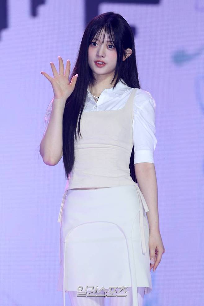 그룹 아일릿(ILLIT) 민주가 25일 오후 서울 용산구 블르스퀘어 마스터카드홀에서 열린 미니 1집 'SUPER REAL ME' 발매 기념 쇼케이스에 참석해 포즈를 취하고 있다. 아일릿은 '르세라핌' '뉴진스'에 이어 하이브가 탄생시킨 세 번째 걸그룹이자, '엔하이픈' 소속사 빌리프랩이 만든 첫 걸그룹이다. 서병수 기자 qudtn@edaily.co.kr /2024.03.25/