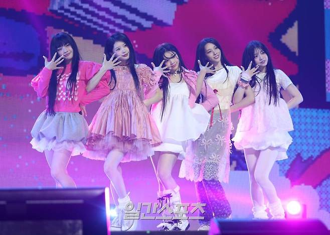 그룹 아일릿(ILLIT) 민주, 이로하, 원희, 모카, 윤아가 25일 오후 서울 용산구 블르스퀘어 마스터카드홀에서 열린 미니 1집 'SUPER REAL ME' 발매 기념 쇼케이스에 참석해 타이틀곡 '마그네틱' 무대를 선보이고 있다. 아일릿은 '르세라핌' '뉴진스'에 이어 하이브가 탄생시킨 세 번째 걸그룹이자, '엔하이픈' 소속사 빌리프랩이 만든 첫 걸그룹이다. 서병수 기자 qudtn@edaily.co.kr /2024.03.25/