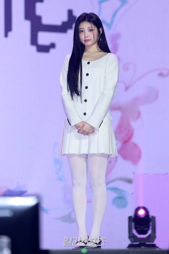 그룹 아일릿(ILLIT) 원희가 25일 오후 서울 용산구 블르스퀘어 마스터카드홀에서 열린 미니 1집 'SUPER REAL ME' 발매 기념 쇼케이스에 참석해 포즈를 취하고 있다. 아일릿은 '르세라핌' '뉴진스'에 이어 하이브가 탄생시킨 세 번째 걸그룹이자, '엔하이픈' 소속사 빌리프랩이 만든 첫 걸그룹이다. 서병수 기자 qudtn@edaily.co.kr /2024.03.25/