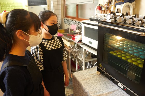 코크 반죽을 오븐에 굽고 있는 소중 학생기자단.