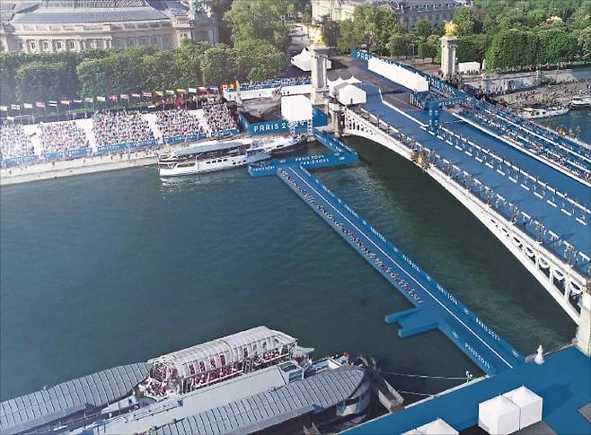 트라이애슬론 경기가 펼쳐지는 프랑스 파리 센강 알렉상드르 3세 다리. /2024 파리올림픽 조직위원회 제공