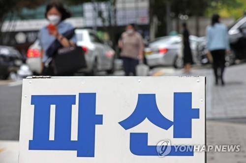 서울 서초구의 한 법률사무소에 파산 등 법률 상담 관련 안내문이 붙어 있는 모습. 연합뉴스
