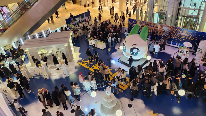 지난해 11월 서울 송파구 잠실 롯데월드몰 아트리움에서 진행한 ‘쿵야 레스토랑즈’ 팝업스토어에 방문객이 몰린 모습 <사진=롯데백화점>