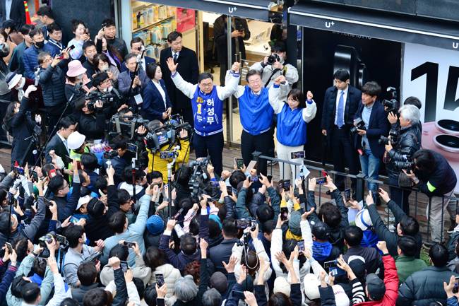 이재명 더불어민주당 대표가 25일 오전 경남 창원시 성산구 반송시장을 찾아 지지를 호소하고 있다. 뉴시스