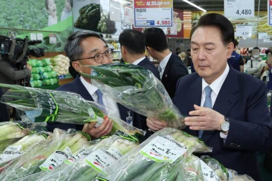 3월18일 서울 서초구 농협 하나로마트 양재점을 방문한 윤석열 대통령의 손에 든 875원짜리 대파. 연합뉴스