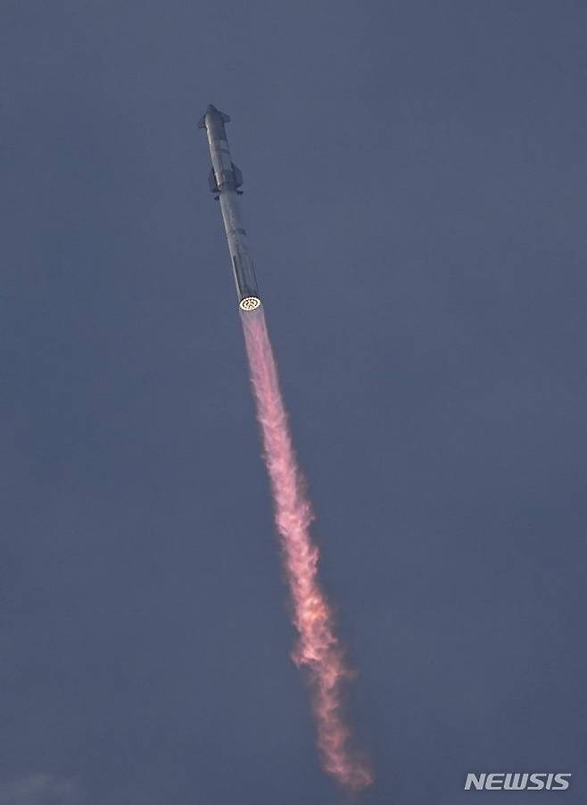 [보카치카=AP/뉴시스] 지난 14일 오전 8시25분(한국시각 오후 10시25분) 미국 텍사스주 남부 보카치카 스타베이스에서 스페이스X의 인류 최대 규모 로켓 '스타십'이 발사되고 있다. 2024.03.15.