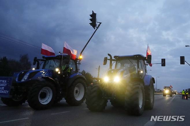 [바르샤바=AP/뉴시스]지난 6일 폴란드 바르샤바에서 시위 농민들이 트랙터를 동원해 주요 도로를 막고 있다. 유럽연합(EU)이 25일 기후변화에 맞서고 자연을 더 잘 보호하기 위한 EU의 자연 복원 법안을 무기한 연기했다. 이는 6월 유럽의회 선거를 앞두고 유럽 대륙을 휩쓸고 있는 농민들의 시위가 정치에 어떤 영향을 미치고 있는지 보여주는 것이다. 2024.03.25.