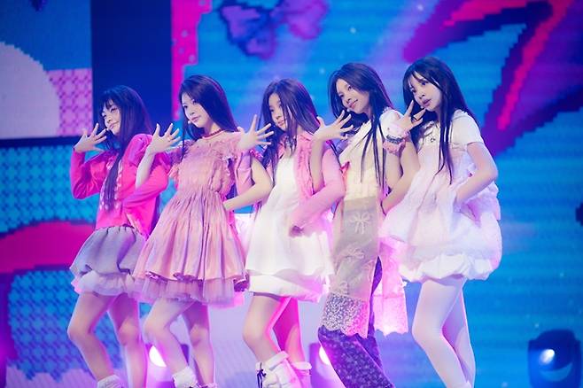 하이브 산하 레이블 빌리프랩의 신인 걸그룹 아일릿이 25일 오후 서울 용산구 블루스퀘어 마스터카드홀에서 데뷔 쇼케이스를 열었다. 빌리프랩 제공
