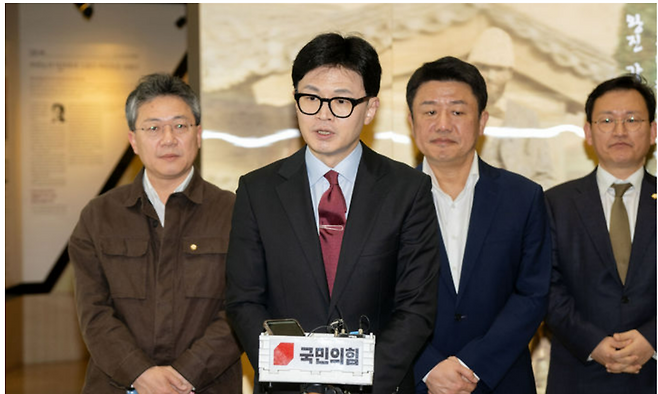 한동훈 국민의힘 비상대책위원장이 24일 서울 서대문구 신촌 세브란스병원에서 열린 전국의대교수협의회 회장단 간담회를 마친 후 취재진의 질문에 답하고 있다. 뉴시스