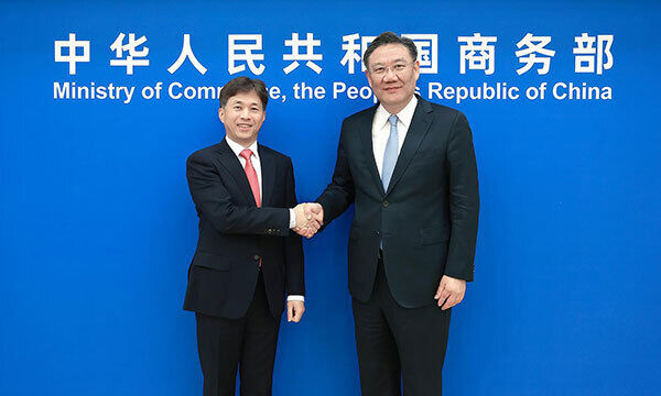 곽노정 SK하이닉스 대표이사 사장(왼쪽)과 왕원타오 중국 상무장관. 중국 상무부 홈페이지 캡처