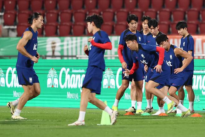 ▲ 축구대표팀 주장 손흥민이 태국 방콕의 라자망갈라 스타디움에서 훈련에 나섰다. ⓒ연합뉴스